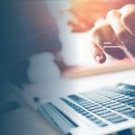 persoon die op zoek is naar personeel op zijn laptop