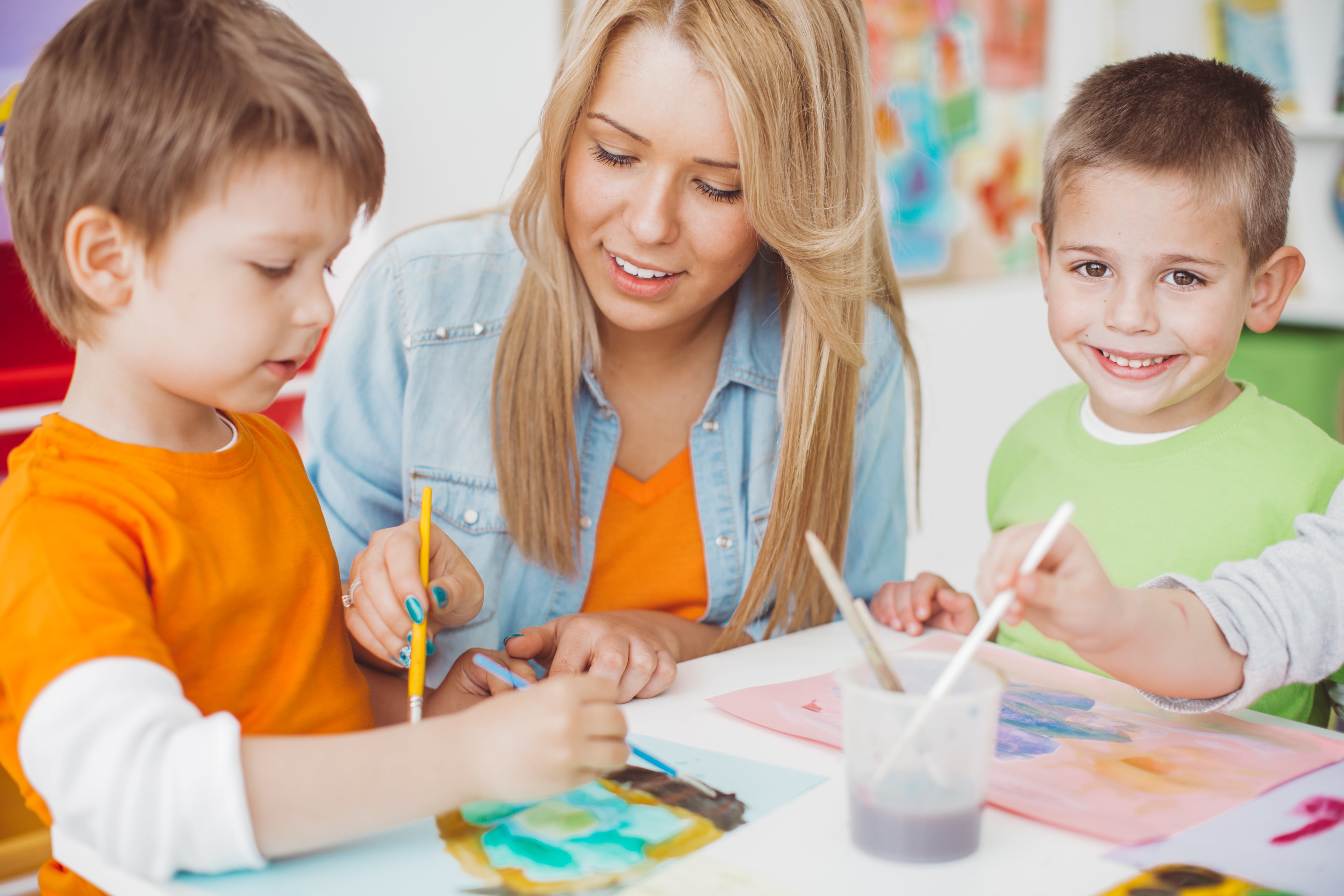 1-min Begeleider met kinderen aan het schilderen