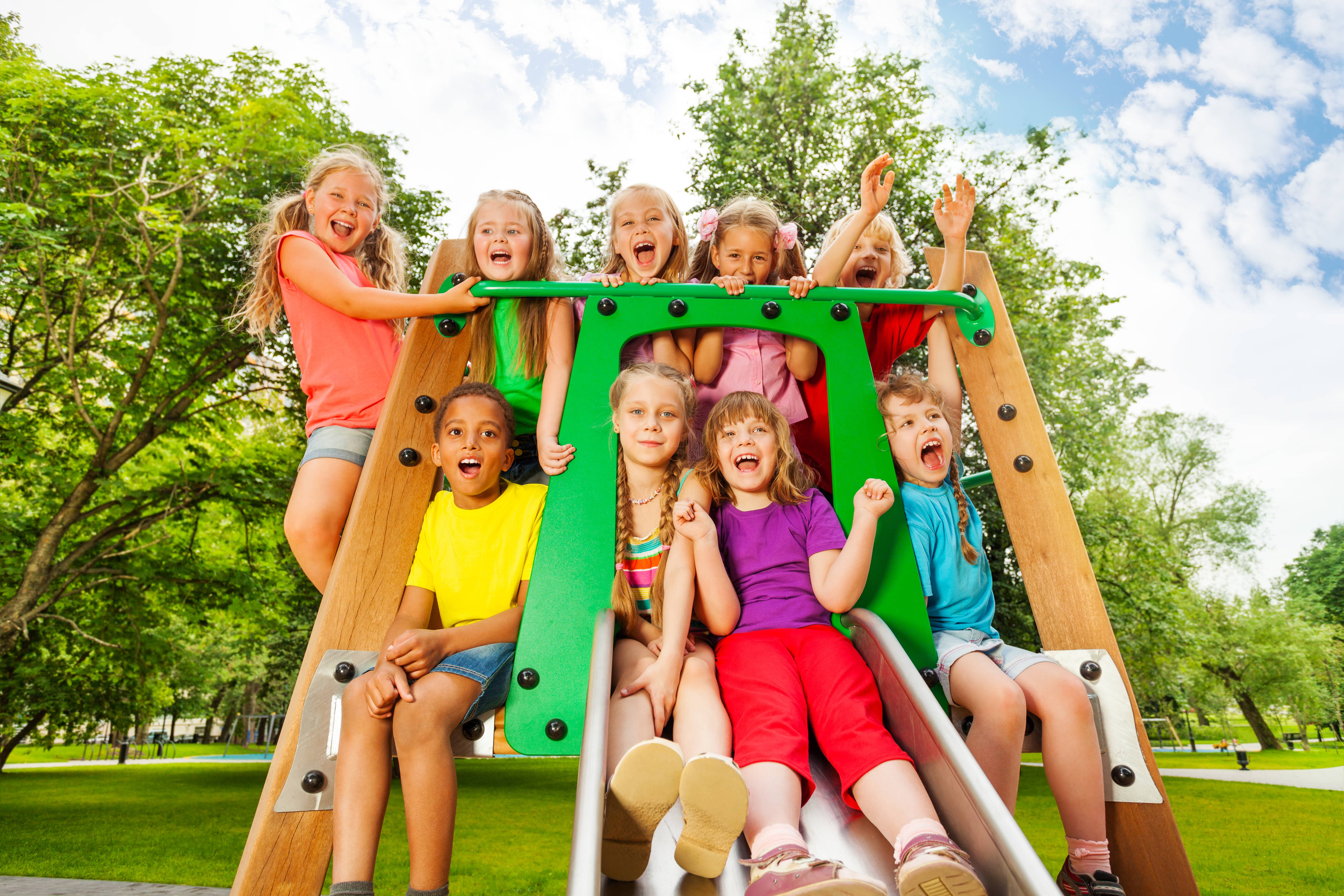 2-min Kinderen gezellig op een klimrek